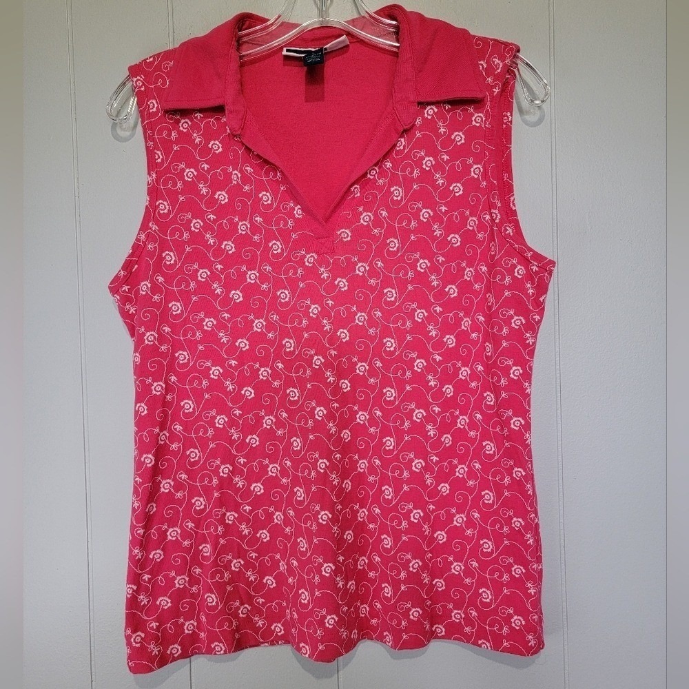 🌵 Karen Scott Fuchsia Sleeveless V-neck Polo with White Pattern - Picture 1 of 3